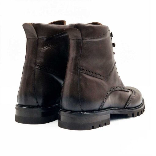 Muške čizme S2419-482 zovu ih Brogue Boots, dok u Srbiji imamo za njih izraz- Muške zumbane čizme. Muške čizme sa kojima ćete osvežiti svoj stajling,